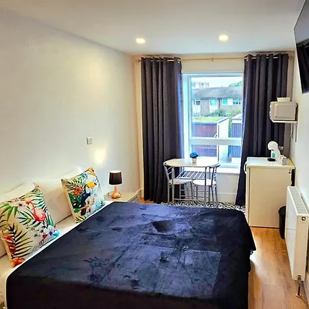 Penelope Ensuite Double Room-3