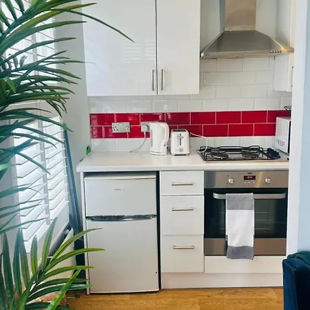Cute & Quiet Apartment In The Heart Of Hampstead-2