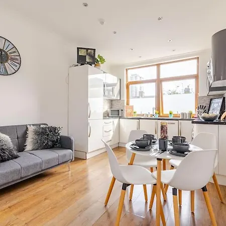 Luxury Apartment Near Canning Town- Free Parking-2