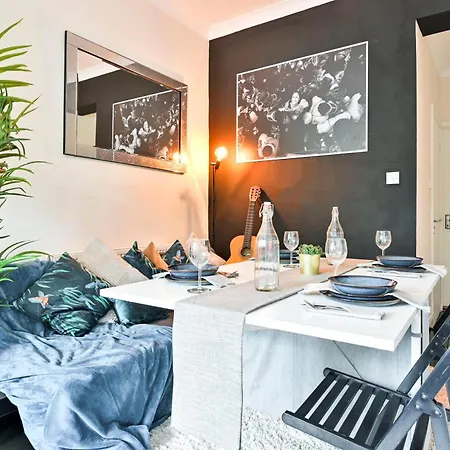 Steps From Stadium With Parking & Fantastic Transport Links!-3