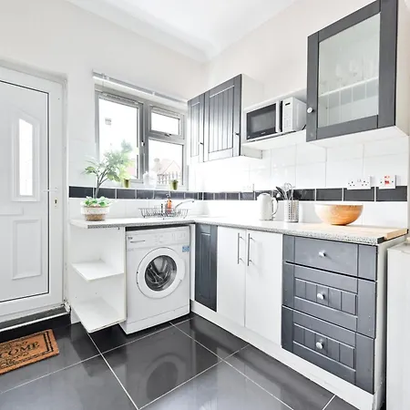 Steps From Stadium With Parking & Fantastic Transport Links!-2