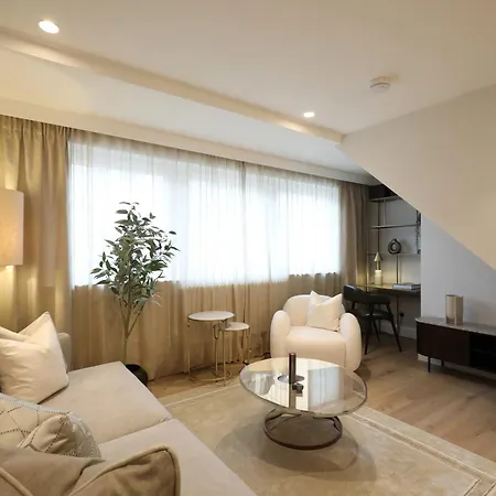 Comfort 3 Bedroom Home In Notting Hill-2