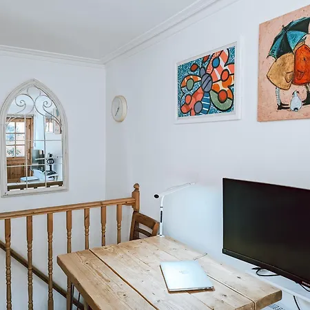 The Clapham 2-Bedroom Flat With Private Patio-2