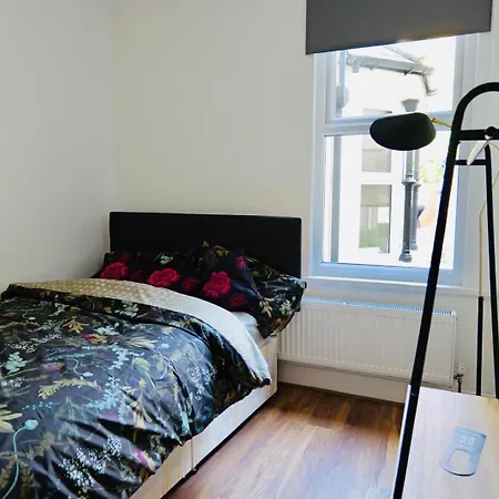 Two Bedroom Flat Near Transport & Shops-2