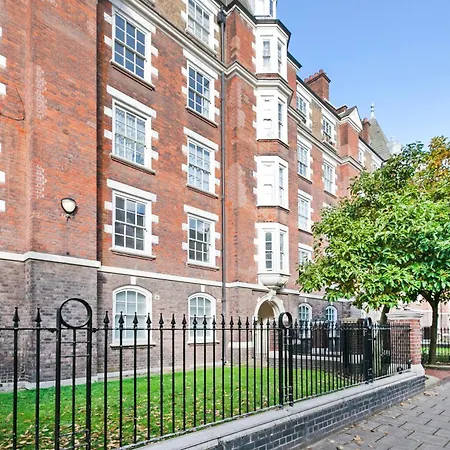 Beautiful 3 Bedroom Flat In Scott Ellis Gardens-3