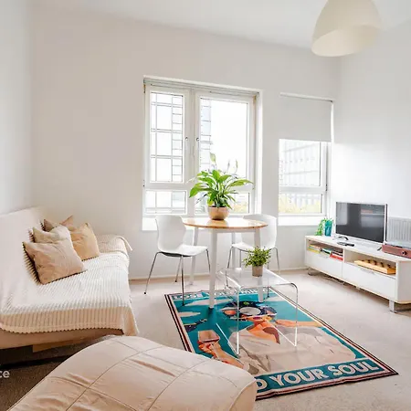 2Bd With View - 5 Sleeps - Old St-2