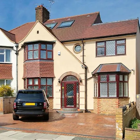 Cosy Double Room With A Separate Shower Room, Or Upgrade To A Deluxe Double Room With En-Suite Facilities With Just A 2 Minute Walk To Train Station-2