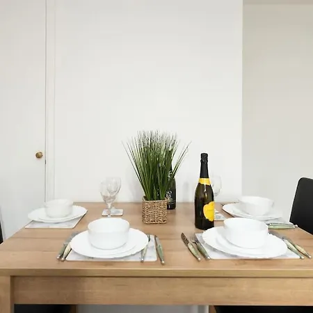 Idyllic Stylish Apartment With Fast Speed Broadband & Free Parking-2