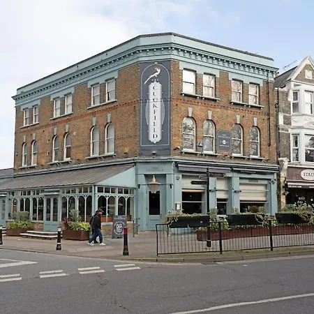 Idyllic Stylish Apartment With Fast Speed Broadband & Free Parking-3