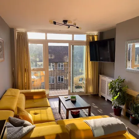 Beautiful 3-Bed Apartment At Swiss Cottage-3