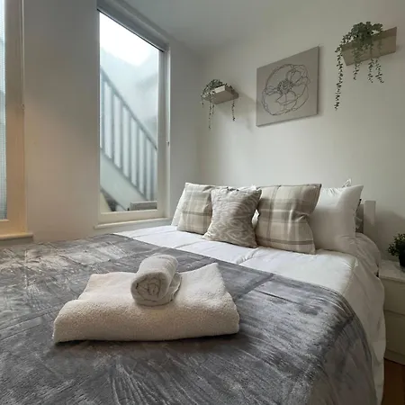 Modern And Luxurious 2 Bed Apartment-3