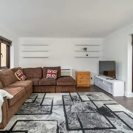 Gorgeous House, 5 Beds, Amazing Transport Links-3