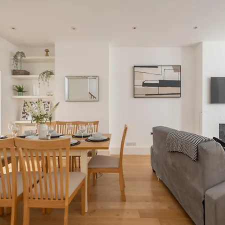 Fulham Spacious 4Bd Home | Parking & Garden | Wifi-2