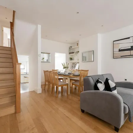Fulham Spacious 4Bd Home | Parking & Garden | Wifi-3