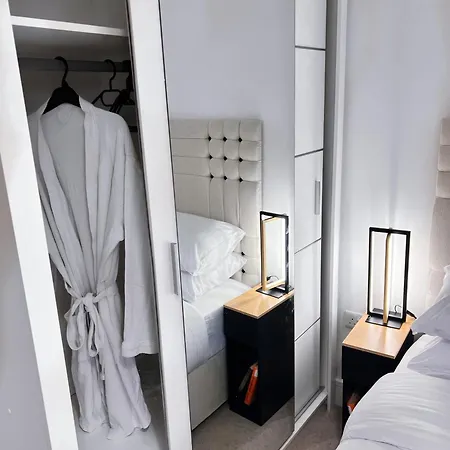 Luxury 2-Bedroom London Apartment, 25Mins To Liverpool Street, Balcony, Free Parking-3