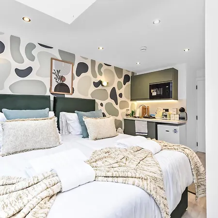 Sleek & Modern Studio Getaway With Artistic Flair-3