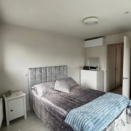Lovely And Modern Room In London City-3