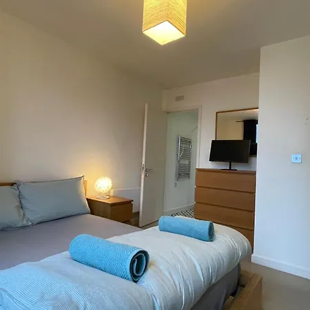 Stratford 2 Bedroom Apartment With 2 Bathrooms & Great Links-2