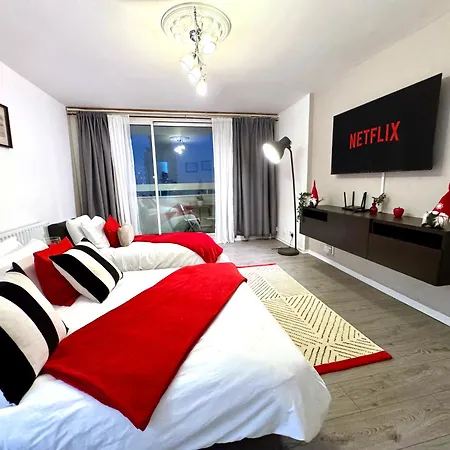 Bright Skyline, River Side Apartment With A View Of The City-2