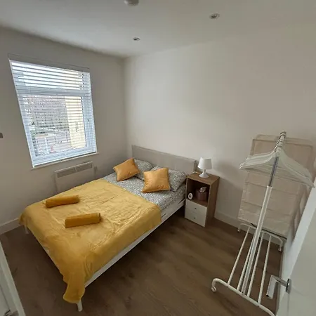 Beatiful 3 Bedroom Apartment Near Tower Bridge-2