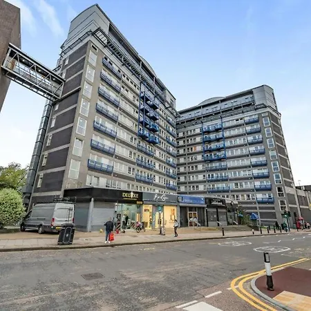 Modern 2 Bedroom 2 Bathroom Flat, Free Parking In Woolwich-3