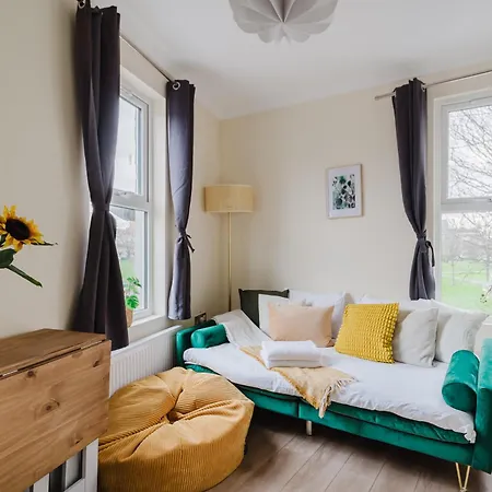 Modern Cosy Corner Flat 3 Bed And Loft Sleep 7 People-3