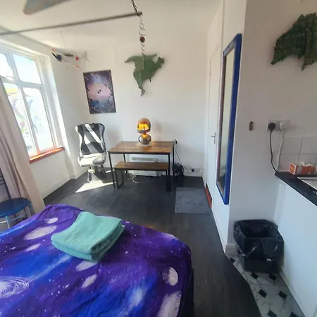 Cyber-Art studio in Camden-3