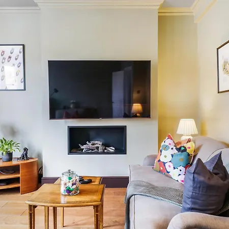 Beautiful And Spacious 2 Bed, 2 Bath Apartment Bordering Fulham And Chelsea - Entire Apartment With Private Entrance-3