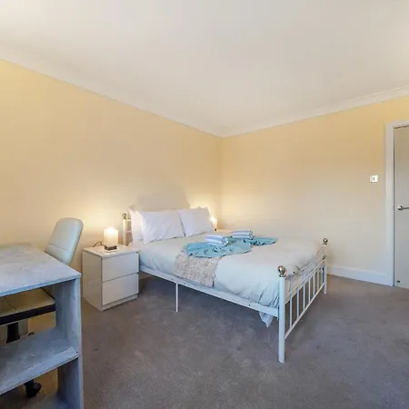 1-Bed Whitechapel Apartment Near Tube & Elizabeth Line Sleeps 4-2