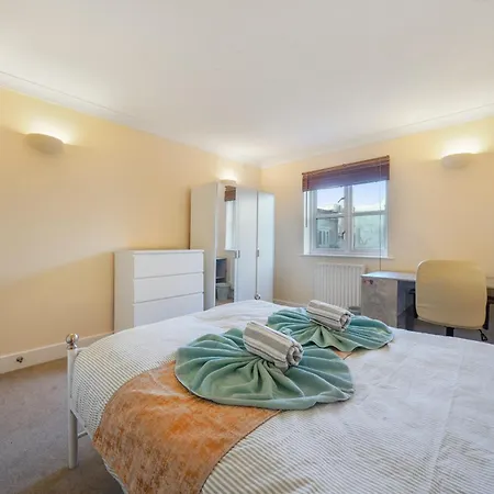 1-Bed Whitechapel Apartment Near Tube & Elizabeth Line Sleeps 4-3