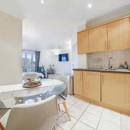1-Bed Whitechapel Apartment Near Tube & Elizabeth Line Sleeps 4-2