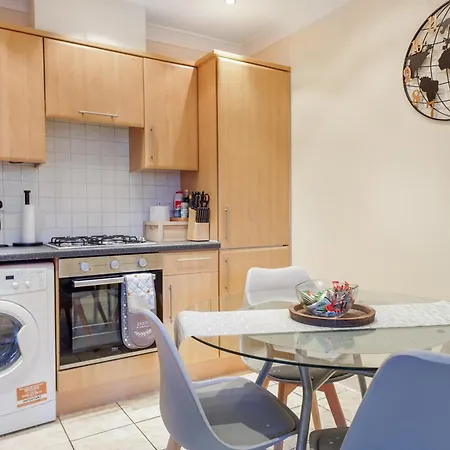 1-Bed Whitechapel Apartment Near Tube & Elizabeth Line Sleeps 4-3