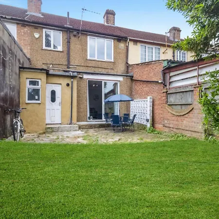 Comfortable & Convenient Spacious Private Room In Downshill Way London-3