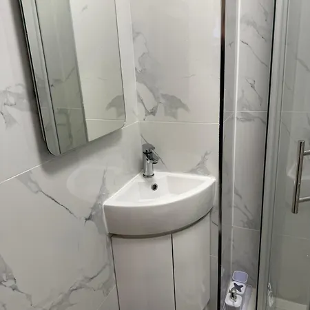 Luxury Studio In Victoria, 7 Minutes Walk To Victoria Station, Room 2-3