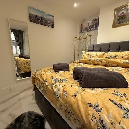 Luxury Studio In Victoria, 7 Minutes Walk To Victoria Station, Room 2-3