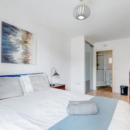 Modern Two Bed Two Bath Opposite Tube Station-3