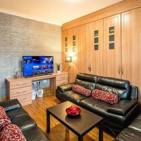 Huge 6 Beds House In Zone 2 London-Mobilerateoffers-Families-Leisure-Parking-Wifi-Pooltable-Netflix-Sleeps15!-3