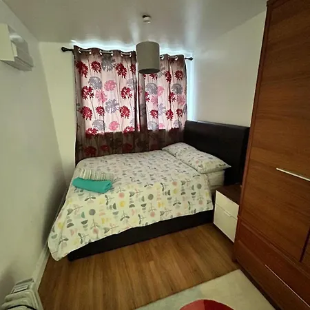 Beautiful Studio Flat Near Lake-3