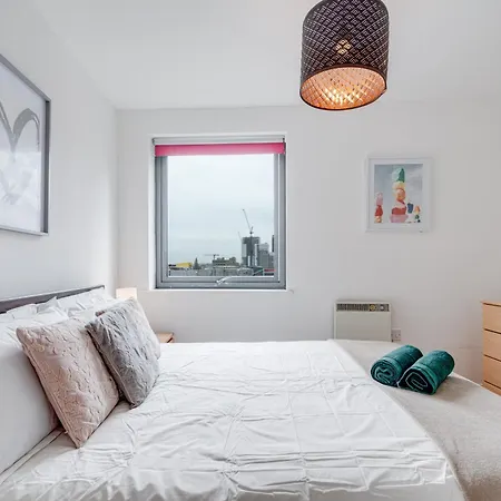 Cosy One Bedroom Flat Opposite Station-2