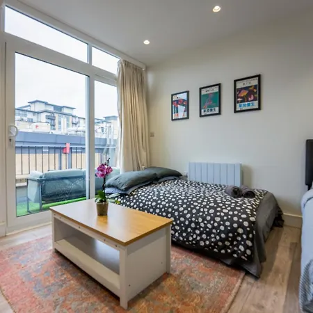 Modern Studio Flat With Balcony In Heart Of London-2