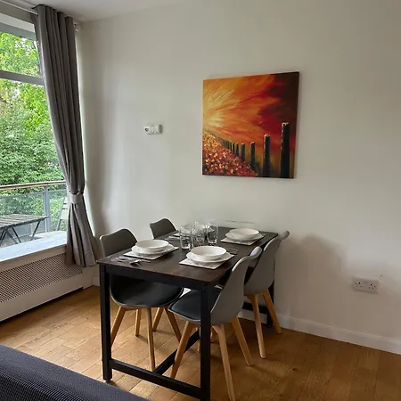 Quiet Residential Area Modern And Cozy Two Bed Apartment In Hampstead-3