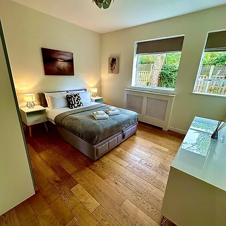 Quiet Residential Area Modern And Cozy Two Bed Apartment In Hampstead-2