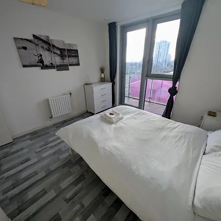 Giogio - Comfortable Stratford Flat With Stunning Views-2