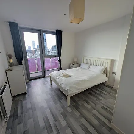 Giogio - Comfortable Stratford Flat With Stunning Views-3