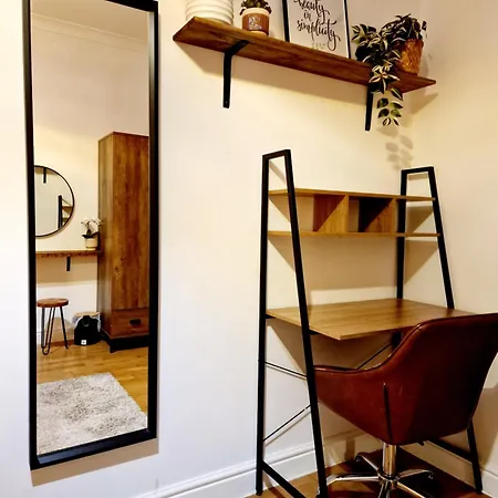Entire London Apartment Near Canary Wharf-3