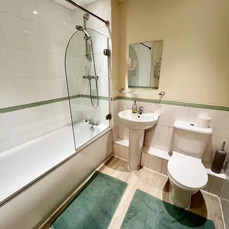 Spacious One Bedroom Flat Opposite Station-3