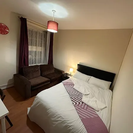 Beautiful Private Double Room In A Shared 3-Bedroom Apartment Minutes Walk From Bethnal Green-3