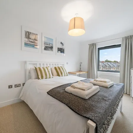 Charming Modern Flat In Battersea-2