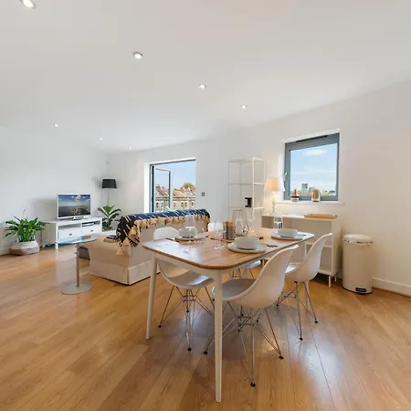 Charming Modern Flat In Battersea-3