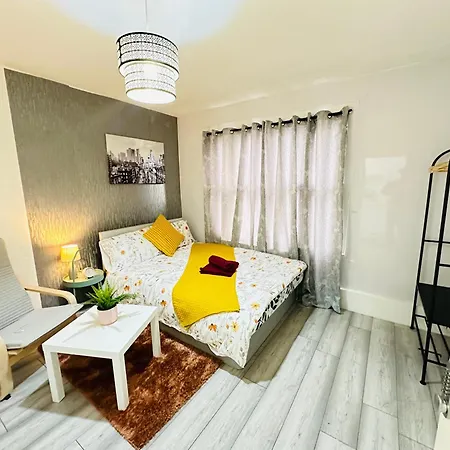 Flat In Aldgate East, London-3